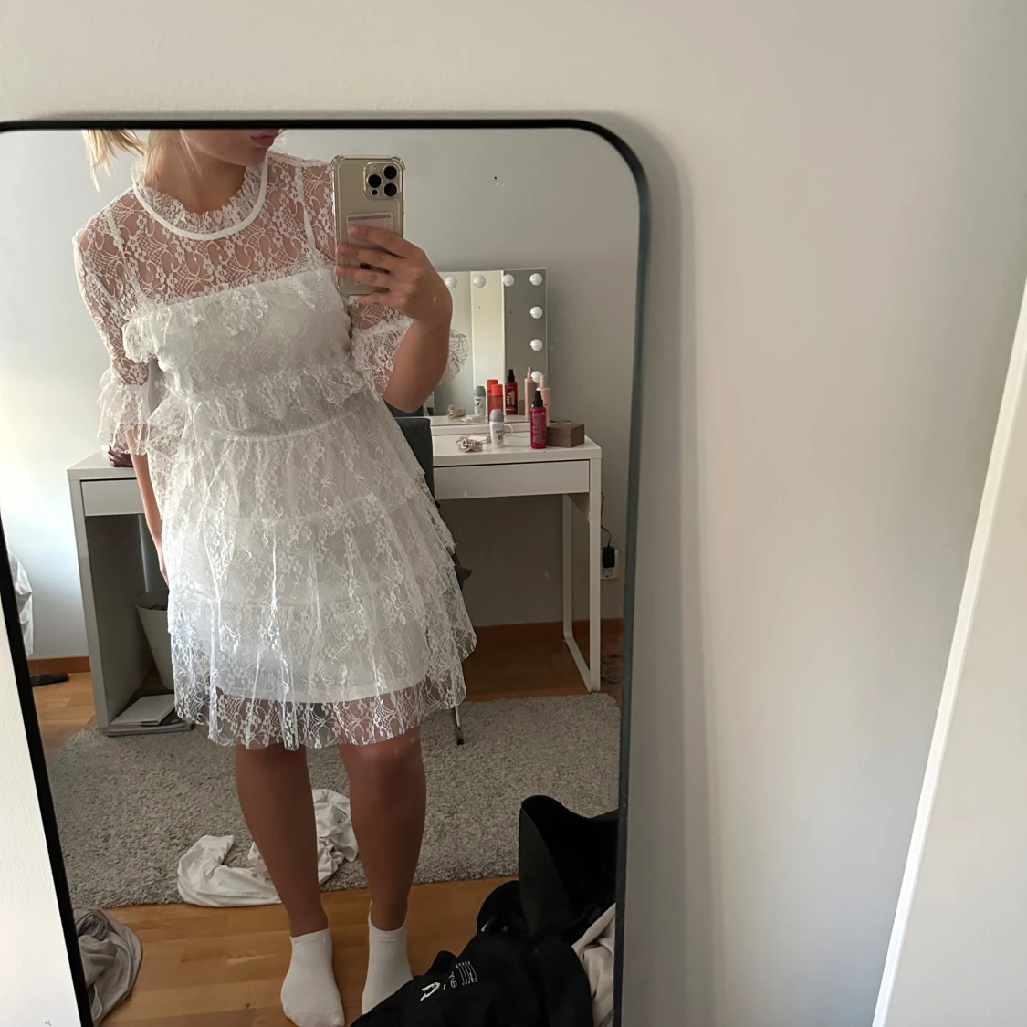 Vit spetsklänning med volanger