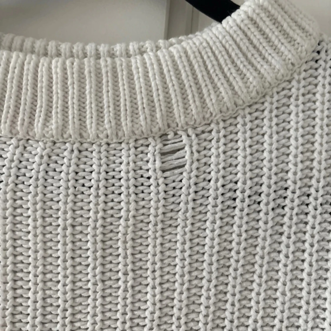 Vit och marinblå randig stickad tröja - 2