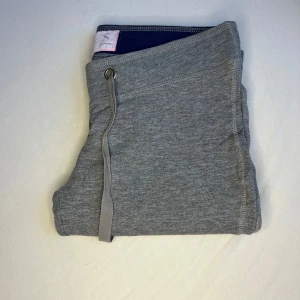 Grå mjukisbyxor från Original Basic - Grå mjukisbyxor med dragsko i midjan från Original Basic. Byxorna är valerie och är tillverkade i mjukt bomullsmaterial💖