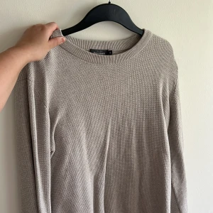 Beige stickad tröja från dressman - storlek M