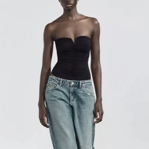 svart body från zara  - Prislappen sitter kvar!! Jättefin svart body som ej kommit till användning eftersom jag hade en till💕💕 Passar perfekt till fest eller vardag och sitter jättebra 💓 skriv vid frågor💓