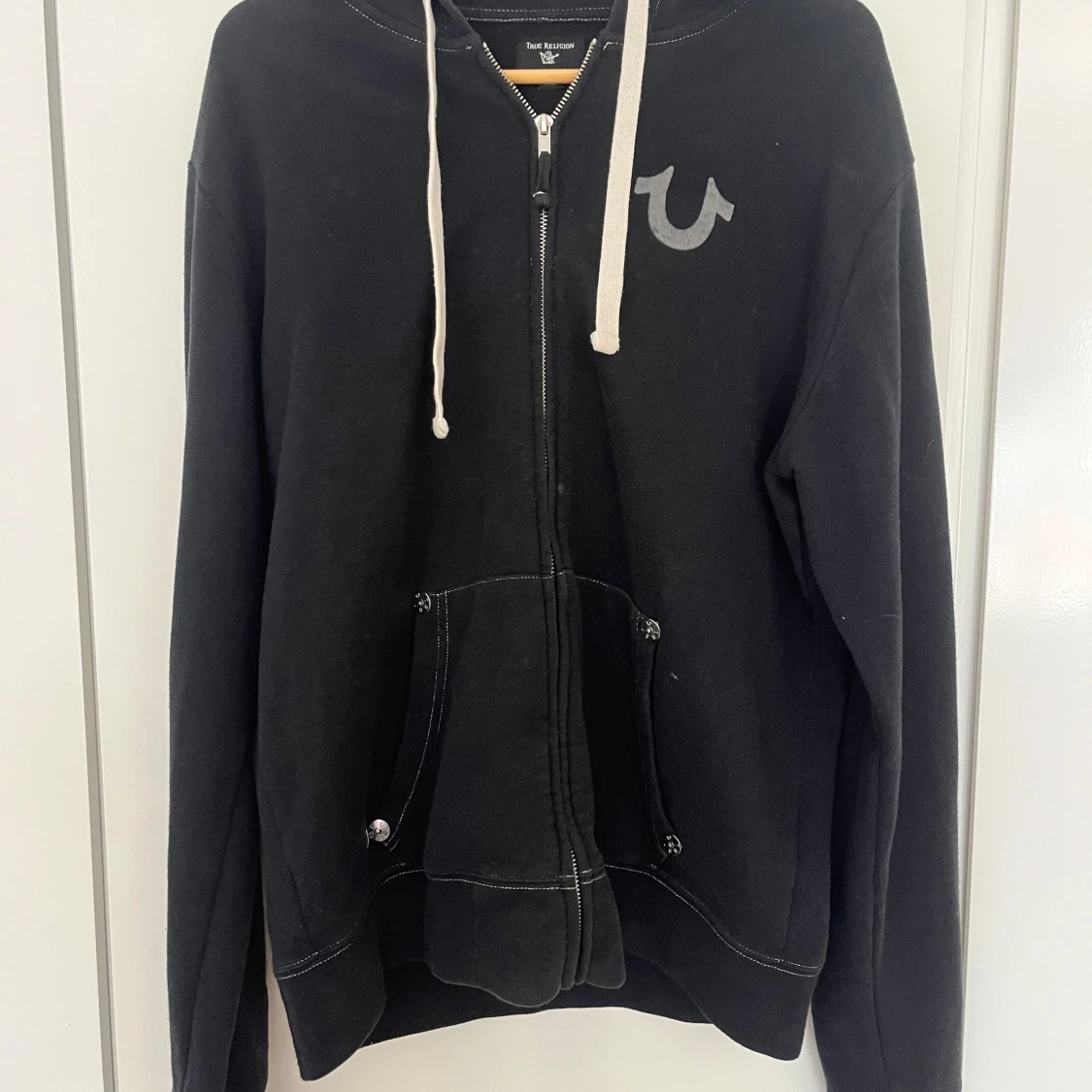 Svart hoodie från True Religion