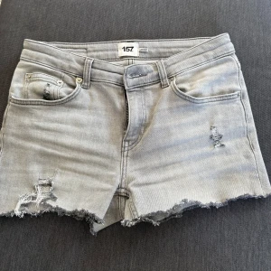 Lågmidjade jeansshorts - Perfekta för sommaren! Lågmidjade snygga jeansshorts med lite slitningar. Använda fåtal gånger. Priset går att diskutera, men skriv och ge endast prisförslag OM du kommer köpa de ganska direkt för ditt prisförslag.