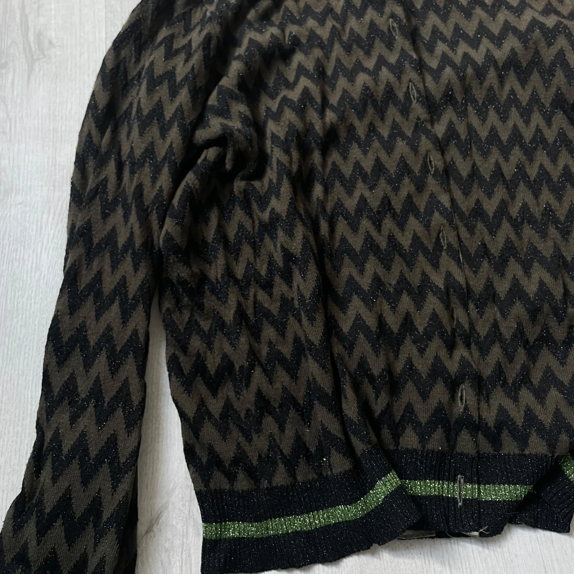 Brun och svart kofta med zigzag-mönster - 2