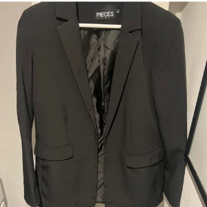 Blazer från pieces  - Säljer denna superfina blazer i nyskick eftersom den knappt använts❤️‍🔥