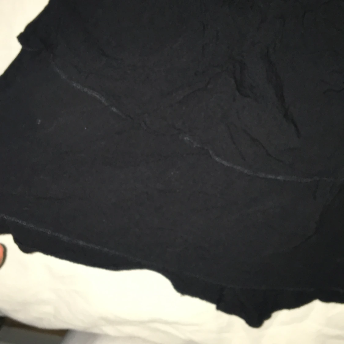 Svart volangkjol med resårmidja - 3