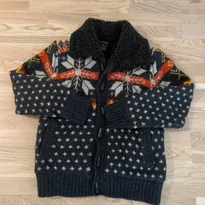 Fodrad stickad cardigan  - Tjena! Säljer en stickad cardigan i väldigt dåligt skick, därför är priset lågt.