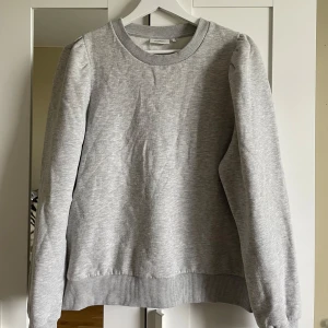 sweatshirt  - grå sweatshirt med puffiga armar, skön o snygg🩷