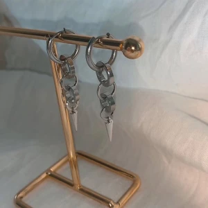 Örhängen  - Så snygga örhängen  Köp för  99kr/st  Eller 185kr/par  Finns i guld också  Modell 097