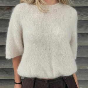 Vit stickad tröja - Mysig vit stickad tröja med trekvartsärm från design by si. Sååå snygg!!❣️🩷💗 använd ca 1-3 gånger och finns Inge tecken på användning🩷🤩nypris 600kr och helt slutsåld på hemsidan 