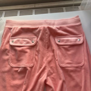 Juicy couture byxor - Säljer ett par ljusrosa byxor från märket juicy couture, de är strl xs. 