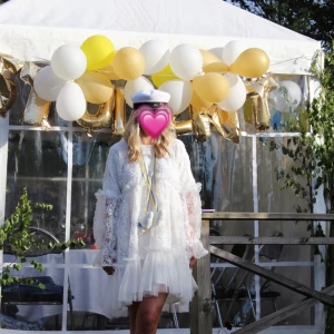 Vit spetsklänning med volang och glitterdetaljer - Superfin vit klänning med spets och glittriga detaljer från Sister Jane. Klänningen har lång ärm, volanger och en luftig passform. Perfekt till student, jätte fint skick bara använd en gång på min student. Den är slut överallt, nypris 2700