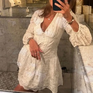 Vit zara klänning - Säljer en Zara klänning i gammal modell som inte går att få tag på längre. Köpt på Plick, men själv aldrig använt. Den är i mycket bra skick.   Obs inte min bild! Den är lite vitare än på bilden.🙌 