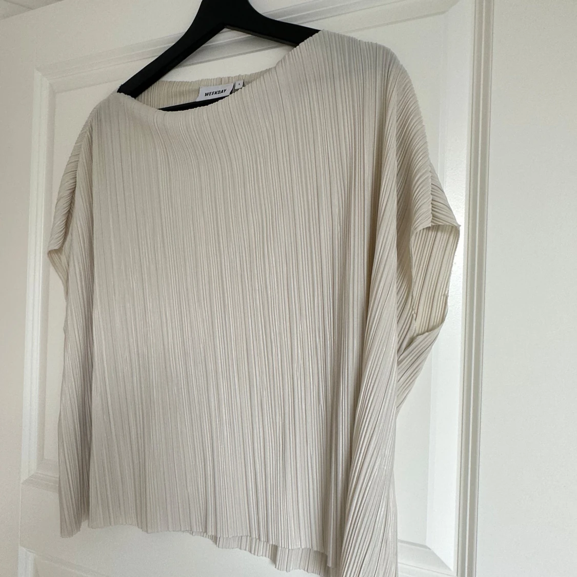 Plisserad vit topp från Weekday - 1