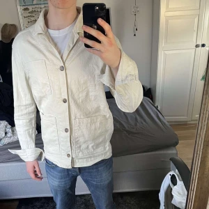 J.Lindeberg - Säljer en väldigt fin overshirt ifrån J.Lindeberg Den är väldigt sparsamt använd. Storlek M skick 8/10    Nypris 2200. Vid fler frågor tveka inte på att höra av dig