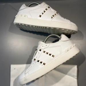 Valentino skor - Hej! Säljer nu mina skor från märket Valentino, storlek 39 bra skick, givetvis äkta. Tveka inte på att höra av dig om du har frågor eller funderingar kring skorna! 