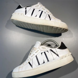 Valentino skor  - Hej! Säljer nu mina skor från märket Valentino, storlek 39 bra skick, givetvis äkta. Tveka inte på att höra av dig om du har frågor eller funderingar kring skorna! 