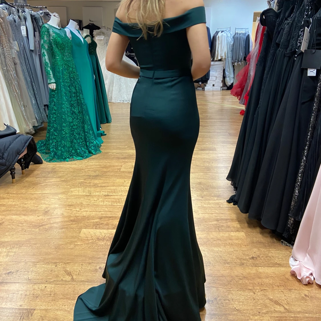 Mörkgrön offshoulder långklänning - 1