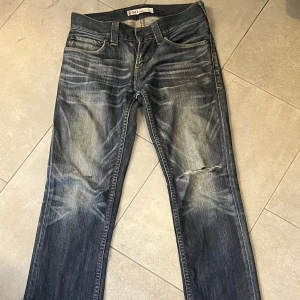 Levi's 511  - Säljer ett par klassiska Levi's 511 jeans i blå tvättad denim med sjukt feta slitningar till ett dunder pris!!!🙌🏽🤩 tveka inte med frågor och budförslag!!! Postar direkt!!!👍🏽 