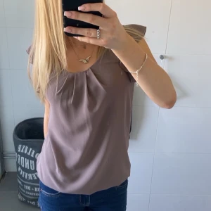 Blus ifrån Creme Fraiche - Jag säljer denna fina blusen iftån Crene Fraiche då jag tyvärt aldrig använt den, enbart provat och inte tyckt om den 💕