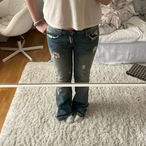 Slitna jeans från Chip Pepper - Jättefina jeans med slitningar och trasiga detaljer från Chip Pepper. Jeansen är bootcut och lågmidjade. (Jag har sytt dom själv till lågmidjade!) Säljer pågrund av att dom är lite för långa för mig🩷 Skriv om ni har några frågor! Tryck inte på köp nu!!