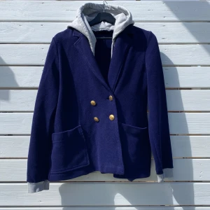 Custom dubbelknäppt blazer  - Tjena, säljer nu denna riktigt snygga blazer som är ett sample för Montén. Vid minsta lilla fundering så är det bara att höra av sig.   Limited Edition drop, först till kvarn