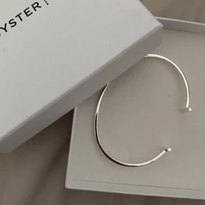 Silvrigt stelt armband från syster P - Jätte fint helt nytt oanvänt armband från syster P, nypris är 500 så säljer det inte under 350! Boxen medföljer, säljer då jag inte använder silver