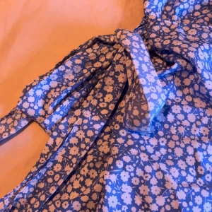 Ljusblå klänning - Säljer en ljusblå klänning. Det har ett knyte på sidan av klänningen. Har använts några gånger men inga skador. 