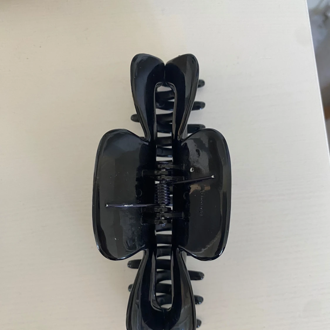 Stor svart hårklämma  - 1