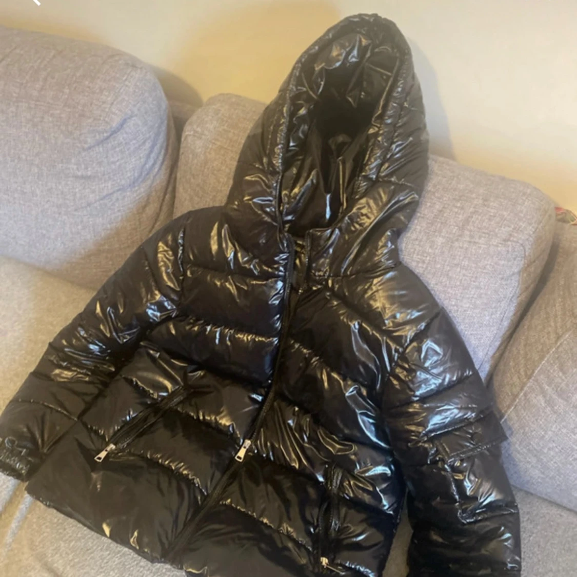 Svart glansig pufferjacka med huva - 2