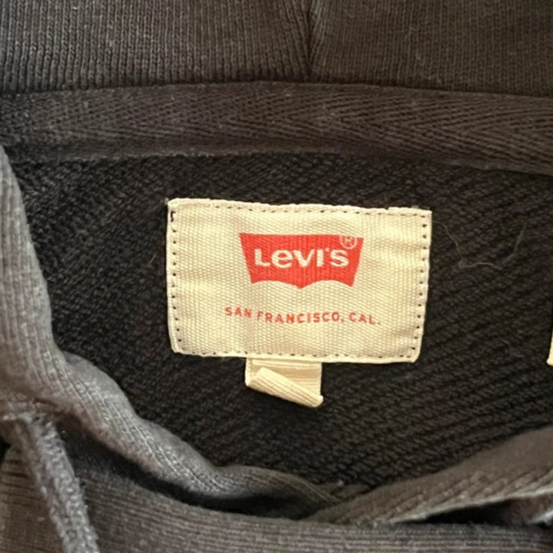 Svart hoodie från Levi's med röd logga - 1