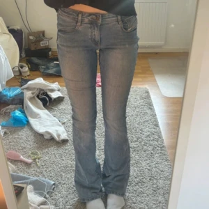 Diesel jeans - Assnygga lågmidjade diesel jeans i modellen ”1969” klassisk modell med 5 fickor och ljusblå wash med blekt effekt. Midjemått finns bland bilderna, innerbenslängden är 89cm. Lite slitna längst ned på baksidorna men annars inga defekter alls. Skriv för bild. Stretchiga. Köpta för 1400kr!!