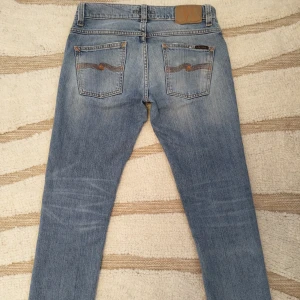Nudie jeans grim tim - Hej, jag säljer dessa asfeta nudie grim tim jeans som bara har använts i cirka en månad. Dma mig om ni har några frågor.