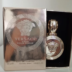 Versace Eros Pour Femme EdP 30ml - Lyxig parfym från Versace, Eros Pour Femme, 30 ml Eau de Parfum. Flaskan är rund med guldiga detaljer och Medusa-huvudet i relief både på flaskan och locket. Top notes are Sicilian Lemon, Pomegranate and Calabrian bergamot; middle notes are Lemon Blossom, Jasmine Sambac, Jasmine and Peony; base notes are Musk, Ambroxan, Woodsy Notes and Sandalwood.