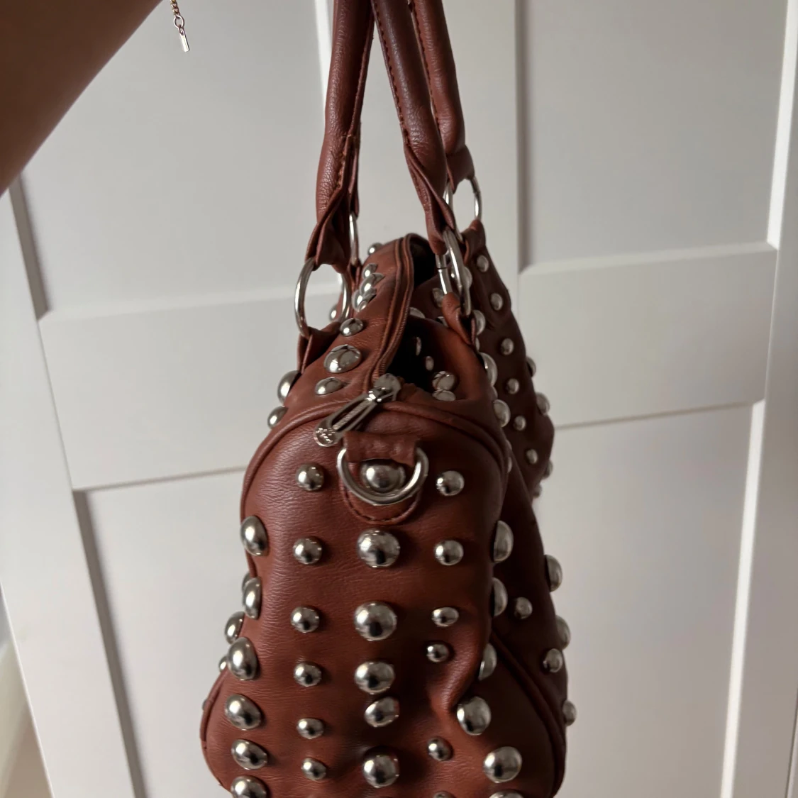 Brun handväska med nitar - 2