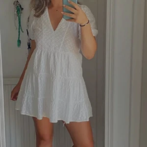 Zara klänning - Lånad bild! ❣️Så fin klänning från Zara som tyvärr inte kommer till användning, pris går att diskutera. Skriv för egna bilder!! 