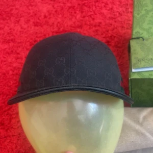 Svart gucci canvas keps - Svart gucci canvas keps i storlek S! Den är i gott skick! Säljer det eftersom den passar inte mig! Den är fint till sommaren! 