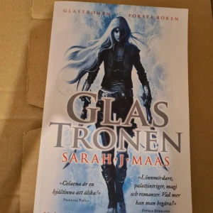 Glastronen - Följ med på ett episkt äventyr med Celaena Sardothien – en lönnmördare med magiska krafter och ett hjärta av stål. Perfekt för dig som älskar fantasy, spänning och starka hjältinnor. Första boken i den hyllade Glastronen-serien.