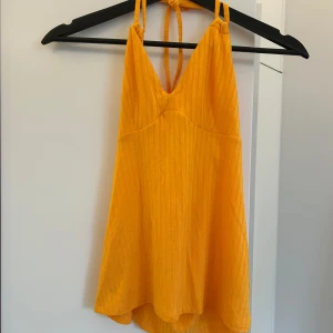 Sommar topp - Så söt sommartopp från det franska märket Darjeeling🧡den är i orange/gul med öppen rygg😍 strl xs💓