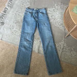 Blå jeans från Stradivarius.LÄGG PRISFÖRSLAG!!! - LÄGG PRISFÖRSLAG!!! Säljer ett par klassiska blå jeans från Stradivarius med raka ben och normal passform. Jeansen har fem fickor, bälteshällor och stängs med dragkedja och knapp. Perfekta till vardags och enkla att matcha med olika toppar.