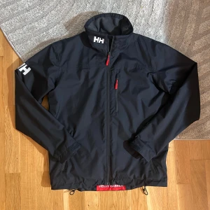 Svart vindjacka från Helly Hansen - Tja! Säljer en as fet helly Hansen jacka | Skick 9/10 jättebra| M | Nypris 2000kr | Mitt pris 899kr | Hör av dig vid några funderingar eller frågor 