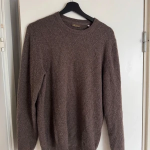 100% Cashmere Stenströms Sweatshirt - Som titeln lyder är det en sweatshirt från Stenströms gjord av 100% cashmere. Tröjan har snyggt mönster, perfekt om du vill ha riktig klass på en middag eller liknande! Den är lite smått nopprig längs armarna (inget man tänker på och går enkelt att ta bort med noppmaskin eller kam om man skulle vilja det). Du kommer inte se många med denna tröjan! För övrigt bra cond förutom ett lagat hål i armhålan (syns uppenbarligen inte, se bild). Nypris cirkus 3500, säljer för 999!