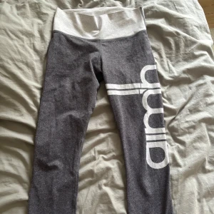 Aim’n tränings byxor - Säljer gråa Aim’n tränings byxor. Fint skick 