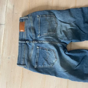 Raka low/mid-waist jeans - Säljer dessa blå jeans från Vero Moda med raka ben och normal passform. Midjan är low men på mig som är ganska kort sitter de lite midwaist💓