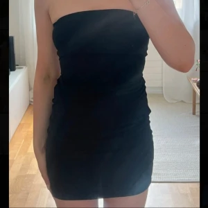 klänning  - svart tygklänning från Asos, använd en gång. Går ner till knäna egentligen men vek upp den på de första bilderna