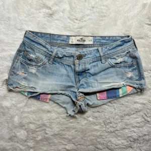 Lågmidjade jeansshorts med hål hollister minishorts  vintage  - Vintage hollister shorts. W25. Midjemått: 35cm. Köp sker via köp nu, jag postar inom 24h. Kvar tills markerad såld