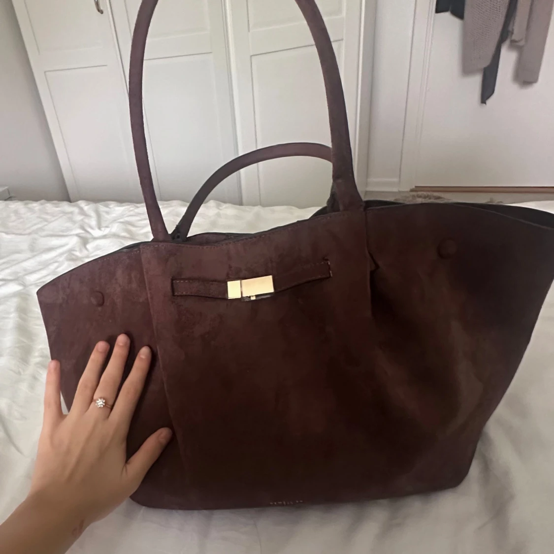 Brun mocka axelväska med gulddetalj - 2