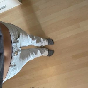 G star vita jeans - Väldigt snygga vita jeans från G star. Dom är lowrise och bootcut storlek 28💕