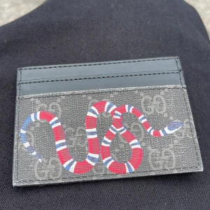  plånbok med ormmotiv - Svart plånbok med orm 