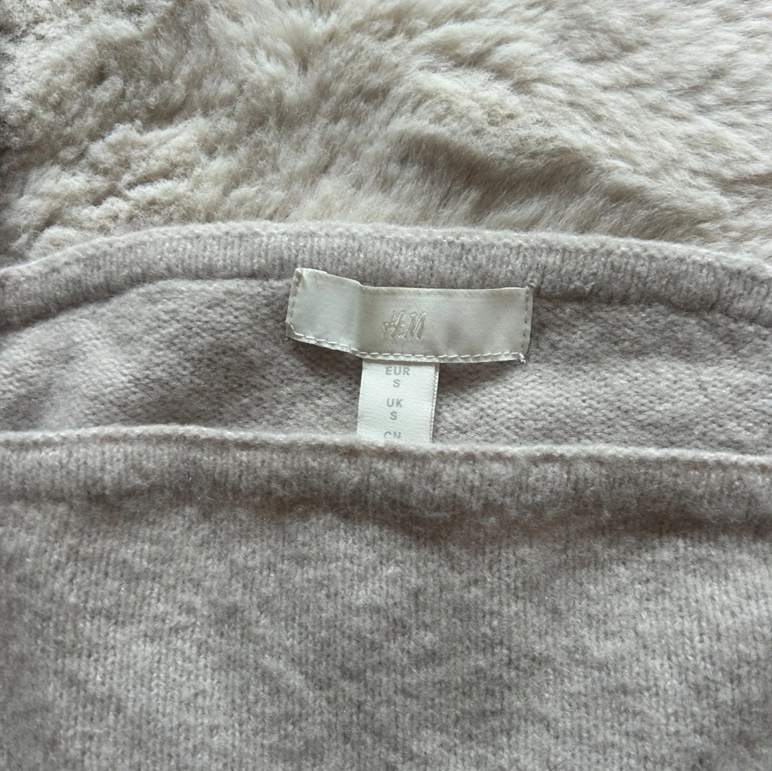  Stickad tröja med puffärmar - 1